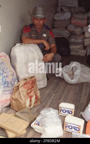 Harlingen TX USA: Texas Department of Public Safety state Troopers posa con un carico di nove tonnellate di cocaina nabbed in un grande busto di droga vicino al confine tra Texas e Messico. ©Bob Daemmrich Foto Stock