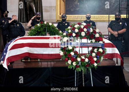 Washington, Stati Uniti. 13 Apr 2021. Gli ufficiali di polizia del Campidoglio degli Stati Uniti onorano il Capitol Officer William 'Billy' Evans, mentre i suoi resti sono in onore nella Capitol Rotunda a Washington, DC, martedì 13 aprile 2021. Evans è stato ucciso quando un driver ha fatto il rampante della barricata nord del Campidoglio il 2 aprile 2021. Foto in piscina di Tom Williams/UPI Credit: UPI/Alamy Live News Foto Stock