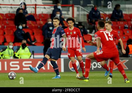 Parigi, Francia. 13 Apr 2021. Calcio: Champions League, round di knockout, quarti di finale, seconda tappa, Paris Saint-Germain - FC Bayern München allo stadio Parc des Princes. Leandro Paredes di Parigi (l) in azione contro Leroy Sane di Monaco (2° da sinistra), Eric Maxim Chooppo-Moting di Monaco (2° da destra) e Joshua Kimmich di Monaco (r). Credit: Sebastien Muylaert/dpa/Alamy Live News Foto Stock