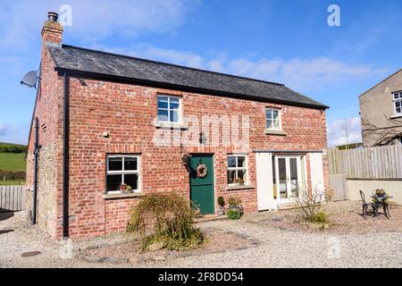 Casa fienile irlandese piuttosto convertito con porta stabile e porte scorrevoli fienile. Foto Stock