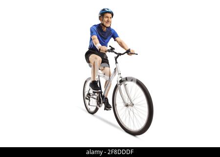 Ciclista maschile anziano che cavalcano una bicicletta con un casco isolato su sfondo bianco Foto Stock