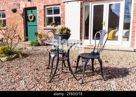 Tavolo e sedie in ghisa all'esterno di un cottage irlandese Foto Stock