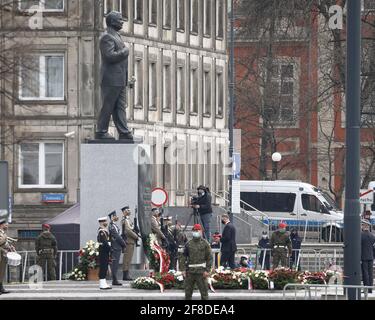 Il presidente Andrzej Duda partecipa alla cerimonia commemorativa del disastro aereo Smolensk del 2010 a Varsavia, Polonia, il 10 aprile 2021. Presidente Foto Stock