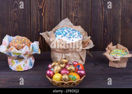 Dolci e uova su sfondo di legno scuro. Foto Stock