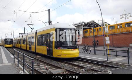 Berlino, Germania. 13 Apr 2021. Un tram della linea M10 conduce sulla Warschauer Brücke nel quartiere Friedrichshain fino alla fermata finale. Credit: Wolfgang Kumm/dpa/Alamy Live News Foto Stock