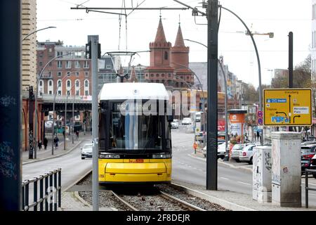 Berlino, Germania. 13 Apr 2021. Un tram della linea M10 conduce sulla Warschauer Brücke nel quartiere Friedrichshain fino alla fermata finale. Credit: Wolfgang Kumm/dpa/Alamy Live News Foto Stock