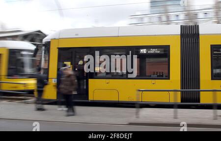 Berlino, Germania. 13 Apr 2021. Un tram della linea M10 conduce sulla Warschauer Brücke nel quartiere Friedrichshain fino alla fermata finale. Credit: Wolfgang Kumm/dpa/Alamy Live News Foto Stock