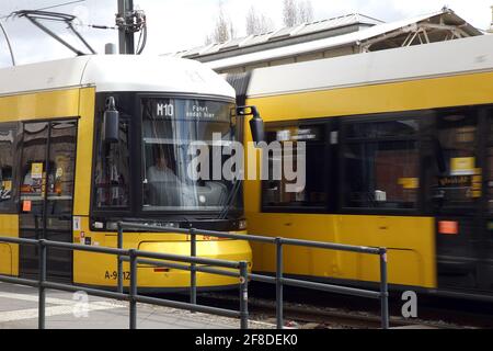 Berlino, Germania. 13 Apr 2021. Un tram della linea M10 conduce sulla Warschauer Brücke nel quartiere Friedrichshain fino alla fermata finale. Credit: Wolfgang Kumm/dpa/Alamy Live News Foto Stock