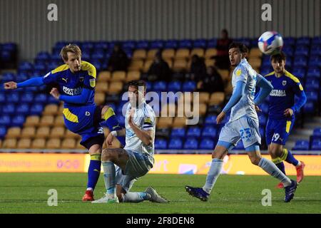 Londra, Regno Unito. 13 Apr 2021. Joe Pigott di AFC Wimbledon (1L) prende un colpo sul gol. EFL Skybet football League One match, AFC Wimbledon contro Ipswich Town a Plough Lane a Londra martedì 13 aprile 2021. Questa immagine può essere utilizzata solo per scopi editoriali. Solo per uso editoriale, è richiesta una licenza per uso commerciale. Nessun utilizzo nelle scommesse, nei giochi o nelle pubblicazioni di un singolo club/campionato/giocatore. pic by Steffan Bowen/Andrew Orchard sports photography/Alamy Live news Credit: Andrew Orchard sports photography/Alamy Live News Foto Stock