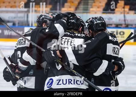 Porza, Svizzera. 13 Apr 2021. 13 aprile 2021, Porza, Corner Arena, NL 1/4 finale - gioco 1: HC Lugano - SC Rapperswil-Jona Lakers, giubilo all'HC Lugano al goal 3-1 (uscita Svizzera/Croazia) Credit: SPP Sport Press Photo. /Alamy Live News Foto Stock