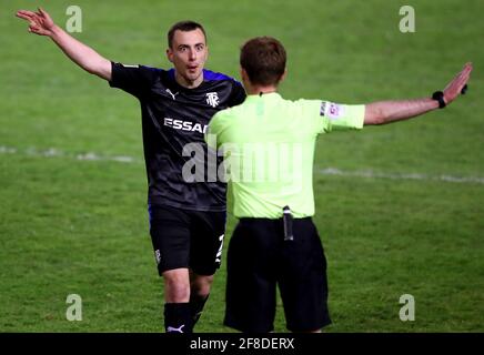 I rifugi o'Connor di Tranmere Rovers (a sinistra) si appellano all'arbitro Ollie Yates durante la partita della Sky Bet League Two allo stadio di Banks, Walsall. Data immagine: Martedì 13 aprile 2021. Foto Stock