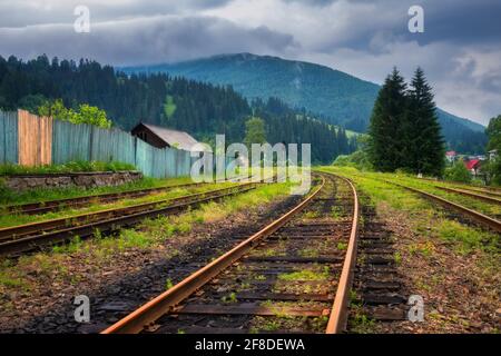 Ferrovia in montagna in overcast giorno d'estate Foto Stock