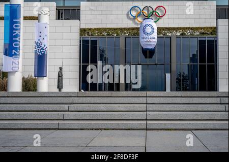 Losanna, Svizzera - 13 novembre 2020: Lanterna appesa con ' Tokyo 2020' per i Giochi Olimpici di fronte alla costruzione del Museo Olimpico. Editoriale. Foto Stock