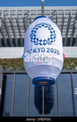 Losanna, Svizzera - 13 novembre 2020: Lanterna sospesa con ' Tokyo 2020' per i Giochi Olimpici. Editoriale Foto Stock