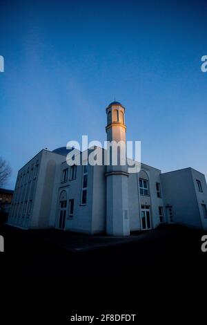 Berlino, Germania. 13 Apr 2021. La Moschea Khadija della Comunità Ahmadiyya è vista durante le preghiere serali all'inizio del mese di digiuno musulmano del Ramadan. Credit: Christoph Soeder/dpa/Alamy Live News Foto Stock