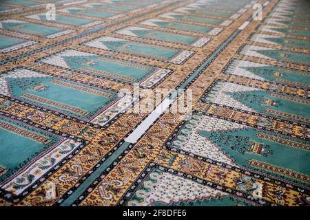 Berlino, Germania. 13 Apr 2021. Il nastro indica la spaziatura sul tappeto di preghiera presso la moschea Khadija della comunità Ahmadiyya. Credit: Christoph Soeder/dpa/Alamy Live News Foto Stock