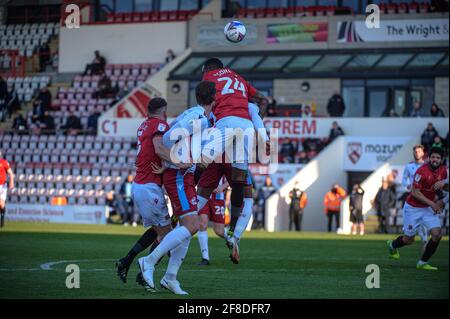 MORECAMBE, REGNO UNITO. 13 APRILE: Yann Sondo'o del Morecambe FC si mette in ballo durante la partita Sky Bet League 2 tra Morecambe e Scunthorpe Uniti alla Globe Arena, Morecambe martedì 13 aprile 2021. (Credit: Ian Charles | MI News) Credit: MI News & Sport /Alamy Live News Foto Stock