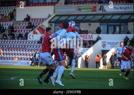 MORECAMBE, REGNO UNITO. 13 APRILE: Yann Sondo'o del Morecambe FC si mette in ballo durante la partita Sky Bet League 2 tra Morecambe e Scunthorpe Uniti alla Globe Arena, Morecambe martedì 13 aprile 2021. (Credit: Ian Charles | MI News) Credit: MI News & Sport /Alamy Live News Foto Stock