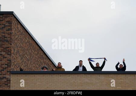 Londra, Regno Unito. 13 Apr 2021. Gli appassionati di calcio si guardano dal tetto durante la partita EFL Sky Bet League 1 tra AFC Wimbledon e Ipswich Town a Plough Lane, Londra, Inghilterra, il 13 aprile 2021. Foto di Carlton Myrie. Solo per uso editoriale, è richiesta una licenza per uso commerciale. Nessun utilizzo nelle scommesse, nei giochi o nelle pubblicazioni di un singolo club/campionato/giocatore. Credit: UK Sports Pics Ltd/Alamy Live News Foto Stock