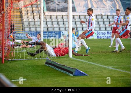 MORECAMBE, REGNO UNITO. 13 APRILE: Yann Sango'o del Morecambe FC segna il quarto gol di Morecambe durante la partita Sky Bet League 2 tra Morecambe e Scunthorpe Uniti alla Globe Arena di Morecambe martedì 13 aprile 2021. (Credit: Ian Charles | MI News) Credit: MI News & Sport /Alamy Live News Foto Stock