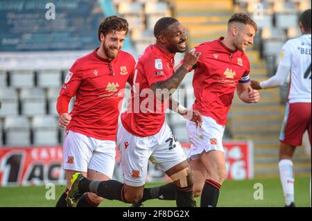 MORECAMBE, REGNO UNITO. 13 APRILE: Yann Sondò'o del Morecambe FC segna il quarto gol del suo fianco e festeggia con i compagni di squadra durante la partita Sky Bet League 2 tra Morecambe e Scunthorpe Uniti alla Globe Arena di Morecambe martedì 13 aprile 2021. (Credit: Ian Charles | MI News) Credit: MI News & Sport /Alamy Live News Foto Stock