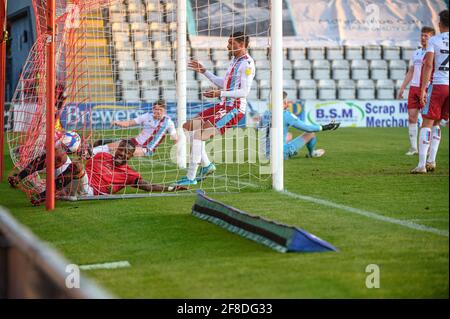 MORECAMBE, REGNO UNITO. 13 APRILE: Yann Sango'o del Morecambe FC segna il quarto gol di Morecambe durante la partita Sky Bet League 2 tra Morecambe e Scunthorpe Uniti alla Globe Arena di Morecambe martedì 13 aprile 2021. (Credit: Ian Charles | MI News) Credit: MI News & Sport /Alamy Live News Foto Stock