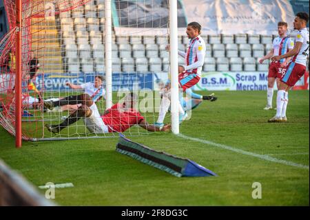 MORECAMBE, REGNO UNITO. 13 APRILE: Yann Sango'o del Morecambe FC segna il quarto gol di Morecambe durante la partita Sky Bet League 2 tra Morecambe e Scunthorpe Uniti alla Globe Arena di Morecambe martedì 13 aprile 2021. (Credit: Ian Charles | MI News) Credit: MI News & Sport /Alamy Live News Foto Stock