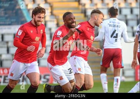 MORECAMBE, REGNO UNITO. 13 APRILE: Yann Sondò'o del Morecambe FC segna il quarto gol del suo fianco e festeggia con i compagni di squadra durante la partita Sky Bet League 2 tra Morecambe e Scunthorpe Uniti alla Globe Arena di Morecambe martedì 13 aprile 2021. (Credit: Ian Charles | MI News) Credit: MI News & Sport /Alamy Live News Foto Stock