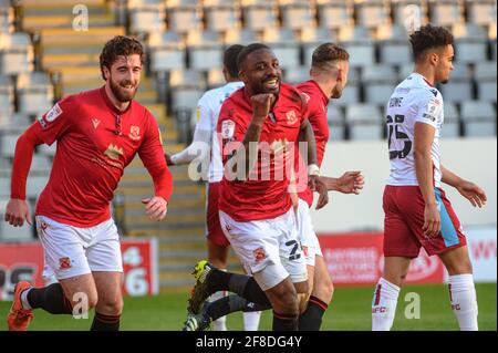 MORECAMBE, REGNO UNITO. 13 APRILE: Yann Sondò'o del Morecambe FC segna il quarto gol del suo fianco e festeggia con i compagni di squadra durante la partita Sky Bet League 2 tra Morecambe e Scunthorpe Uniti alla Globe Arena di Morecambe martedì 13 aprile 2021. (Credit: Ian Charles | MI News) Credit: MI News & Sport /Alamy Live News Foto Stock