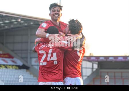 MORECAMBE, REGNO UNITO. 13 APRILE: Yann Sondò'o del Morecambe FC segna il quarto gol del suo fianco e festeggia con i compagni di squadra durante la partita Sky Bet League 2 tra Morecambe e Scunthorpe Uniti alla Globe Arena di Morecambe martedì 13 aprile 2021. (Credit: Ian Charles | MI News) Credit: MI News & Sport /Alamy Live News Foto Stock