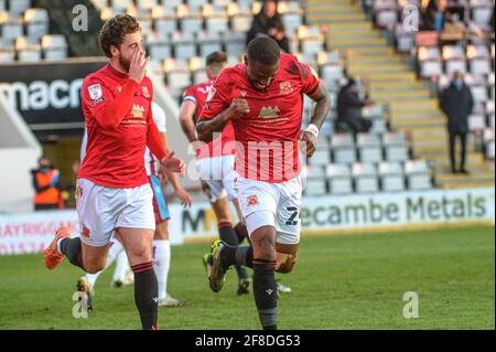 MORECAMBE, REGNO UNITO. 13 APRILE: Yann Sondò'o del Morecambe FC segna il quarto gol del suo fianco e festeggia con i compagni di squadra durante la partita Sky Bet League 2 tra Morecambe e Scunthorpe Uniti alla Globe Arena di Morecambe martedì 13 aprile 2021. (Credit: Ian Charles | MI News) Credit: MI News & Sport /Alamy Live News Foto Stock