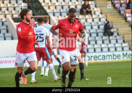 MORECAMBE, REGNO UNITO. 13 APRILE: Yann Sondò'o del Morecambe FC segna il quarto gol del suo fianco e festeggia con i compagni di squadra durante la partita Sky Bet League 2 tra Morecambe e Scunthorpe Uniti alla Globe Arena di Morecambe martedì 13 aprile 2021. (Credit: Ian Charles | MI News) Credit: MI News & Sport /Alamy Live News Foto Stock