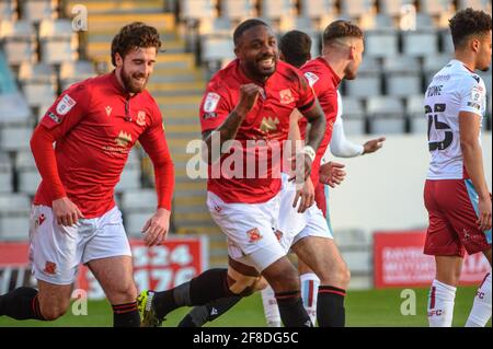 MORECAMBE, REGNO UNITO. 13 APRILE: Yann Sondò'o del Morecambe FC segna il quarto gol del suo fianco e festeggia con i compagni di squadra durante la partita Sky Bet League 2 tra Morecambe e Scunthorpe Uniti alla Globe Arena di Morecambe martedì 13 aprile 2021. (Credit: Ian Charles | MI News) Credit: MI News & Sport /Alamy Live News Foto Stock