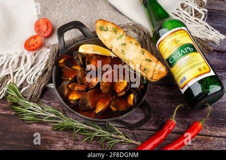 Stufato di cozze tradizionale francese-corsa con cozze in cima in un piastra Foto Stock