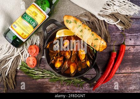 Stufato di cozze tradizionale francese-corsa con cozze in cima in un piastra Foto Stock