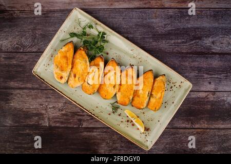 cozze senza conchiglia, su sfondo ligneo, vista dall'alto Foto Stock