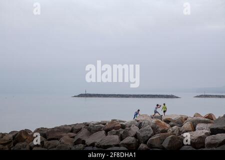 Ragazzi che giocano sulle rocce Foto Stock