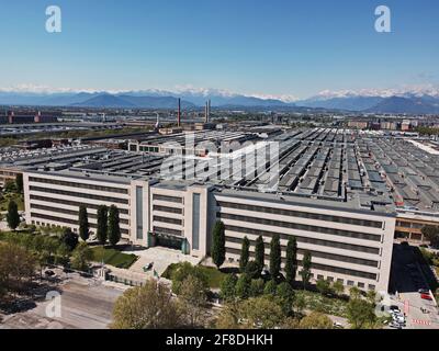 Vista dall'alto dello stabilimento di Mirafiori del gruppo Stellantis, il quarto gruppo automobilistico al mondo. Torino - Aprile 2021 Foto Stock