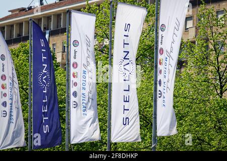 Il logo Stellantis e le nuove bandiere sono installati a Mirafiori. Stellantis è nata dalla fusione di Fiat Chrysler Automobiles e PSA industri Foto Stock