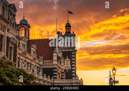 Tramonto sulla stazione ferroviaria di Dunedin, Dunedin, Isola del Sud, Nuova Zelanda Foto Stock