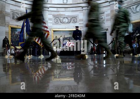 Washington, DC. 13 Apr 2021. I guardiani nazionali pagano i loro rispetti all'ufficiale della polizia del Campidoglio degli Stati Uniti William Evans mentre si trova in onore al Campidoglio degli Stati Uniti a Washington, DC, il martedì 13 aprile 2021.Credit: Greg Nash/Pool via CNP | Usage Worldwide Credit: dpa/Alamy Live News Foto Stock