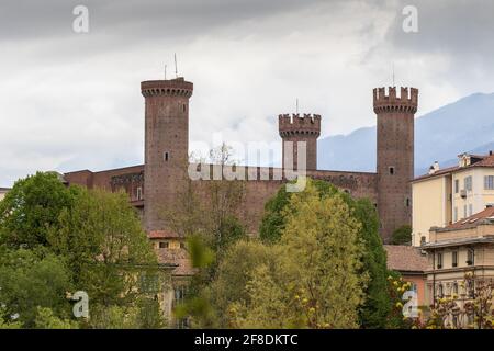 Il Castello di Ivrea nella regione Canavese Piemonte Piemonte Italia castello medievale in città in provincia di Torino Foto Stock