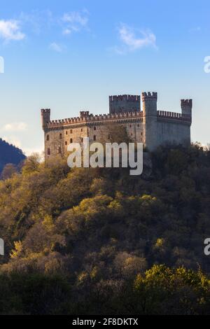 Tramonto sul Castello di Montalto Dora nel Canavese Regione Piemonte Piemonte Italia castello medievale sulla collina Foto Stock