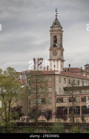 Ivrea in Piemonte Piemonte Canavese regione d'Italia Torre dell'orologio vicino al fiume e le acque bianche stadio di canoa kayak Dora Baltea fiume Foto Stock