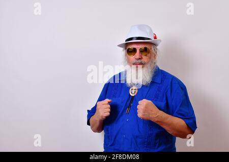 Un vecchio uomo alla moda che indossa un paio di specchio stile aviatore occhiali Foto Stock