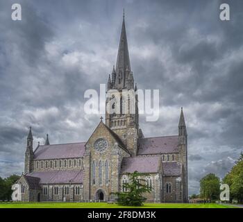 La maestosa Cattedrale di St. Marys a Killarney con il drammatico cielo stellato, Kerry, Irlanda Foto Stock