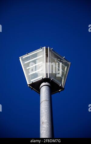 lampada da strada quadrata contro il cielo blu chiaro Foto Stock