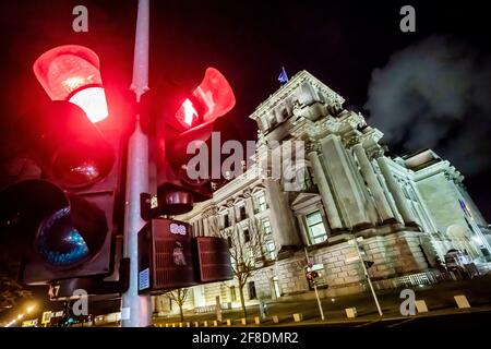 Berlino, Germania. 13 Apr 2021. Di notte, davanti all'edificio del Reichstag, splende un semaforo rosso. Credit: Christoph Soeder/dpa/Alamy Live News Foto Stock