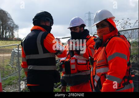 Aylesbury vale, Regno Unito. 9 aprile 2021. HS2 erano tornati nel bosco antico di Jones Hill Wood oggi abbattimento alberi. Gli attivisti ambientali che cercano di proteggere Jones Hill Wood stanno adottando un'azione legale contro l'Inghilterra naturale che ha concesso la licenza a HS2 Fell Jones Hill Wood nonostante abbia rari barbastelle nel legno. Il controverso e massicciamente sopra il collegamento ferroviario di High Speed 2 di bilancio da Londra a Birmingham sta intagliando una cicatrice enorme attraverso le Chilterns che è un AONB. Credito: Maureen McLean/Alamy Foto Stock