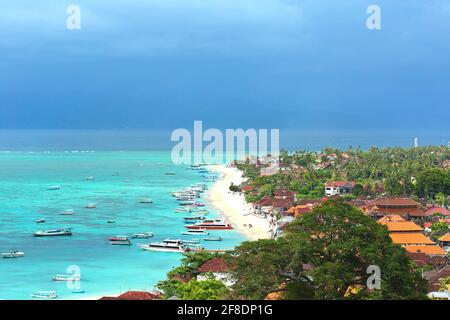 Coatsline all'isola di Lembongan - Bali, Indonesia in una giornata nuvolosa Foto Stock